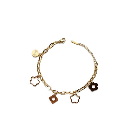 Detailaufnahme des Armbands Retro mit vergoldeten Anhängern im Retro-Stil
