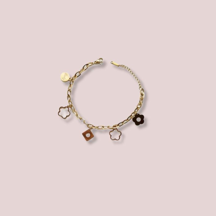 Detailaufnahme des Armbands Retro mit vergoldeten Anhängern im Retro-Stil