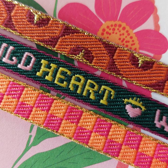 Armband Set Wild Heart Detail Band Design Schriftzug Karo Muster Halbkreise