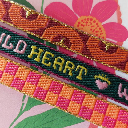 Armband Set Wild Heart Detail Band Design Schriftzug Karo Muster Halbkreise