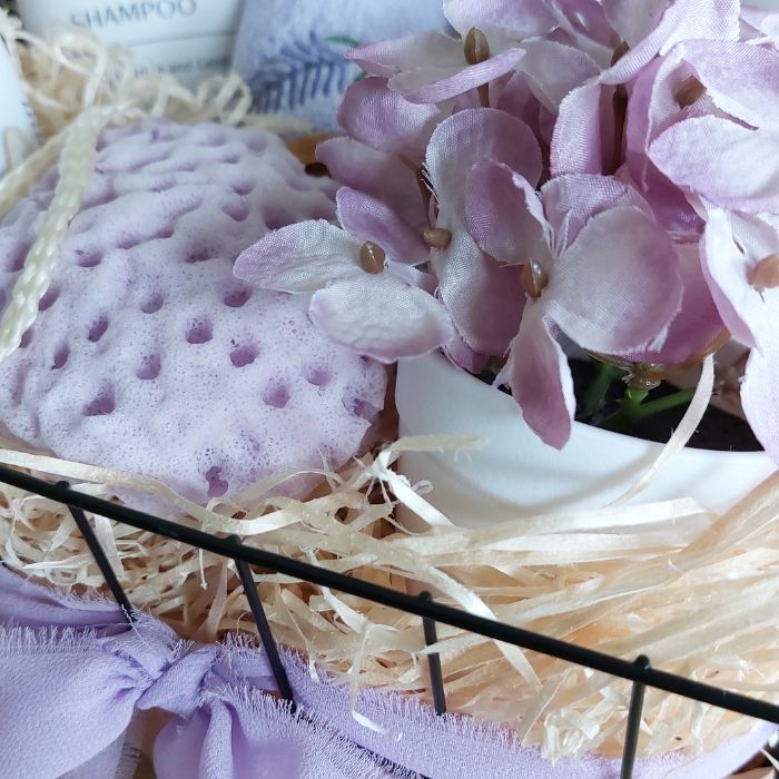 Aurodhea Eselsmilch Verwöhnset mit Körperpflegeprodukten im Drahtkorb