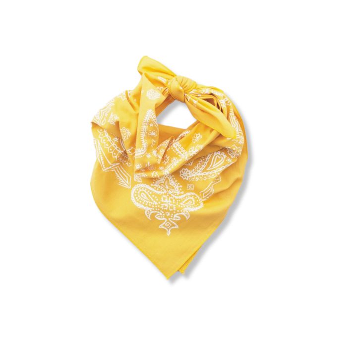 Goldgelbes Baumwoll-Bandana mit handgezeichnetem Paisley-Muster flach liegend.