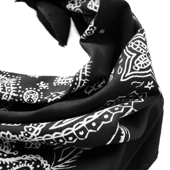Detailaufnahme des weichen, beidseitigen Paisley-Siebdrucks auf schwarzer Baumwolle mit feinem Rollsaum.
