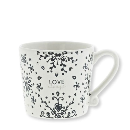 Bastion Collections Steinzeug Tasse Love always in Weiss mit schwarzer Schrift – Vorderansicht