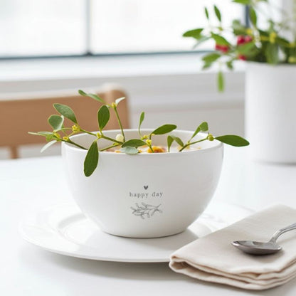 Bastion Collections Keramik Schüssel Weiss mit „Happy Day“ – in Szene gesetzt