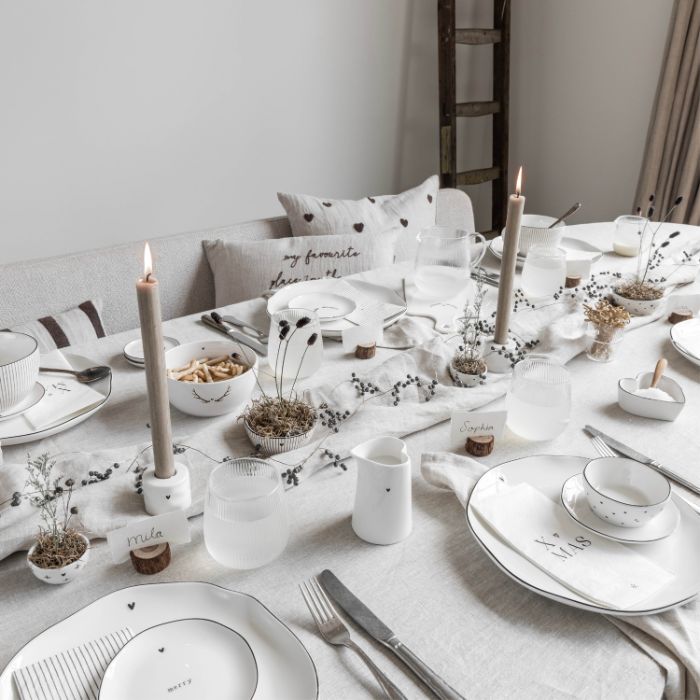 Bastion Collections Butterdose Fleet Weiss mit schwarzem Herz auf Frühstückstisch