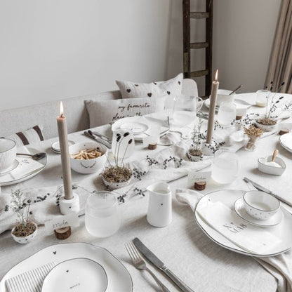 Bastion Collections Butterdose Fleet Weiss mit schwarzem Herz auf Frühstückstisch