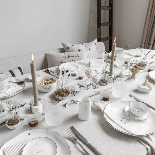 Bastion Collections Butterdose Fleet Weiss mit schwarzem Herz auf Frühstückstisch