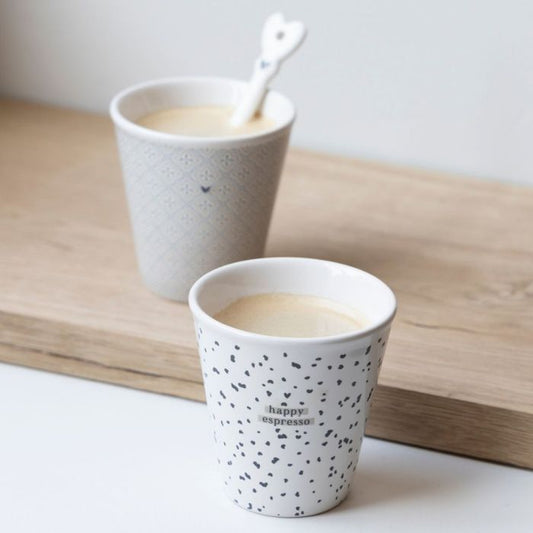 Bastion Collections Espresso-Becher Paperlook Little Dots Happy dekoriert auf einem gedeckten Tisch