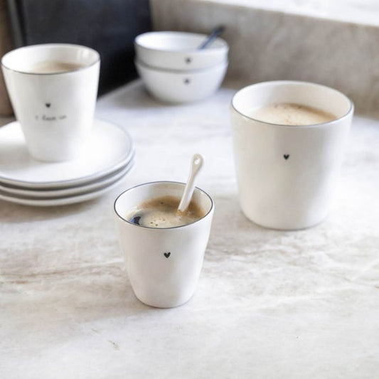 Bastion Collections Espressobecher Weiss mit schwarzem Herz dekorativ auf Tisch