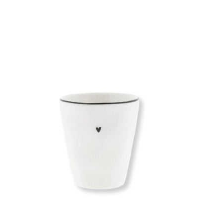 Bastion Collections Keramik Espressobecher Weiss mit schwarzem Herz – Vorderansicht