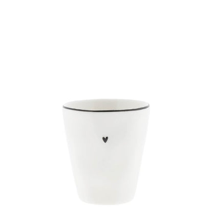 Bastion Collections Espressobecher Weiss mit schwarzem Herz – Vorderansicht