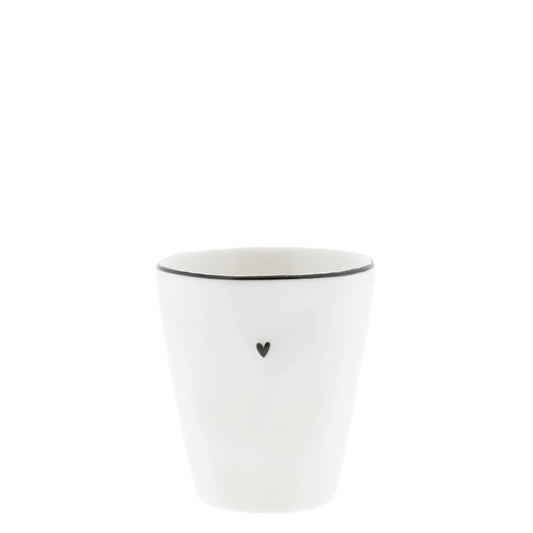 Bastion Collections Espressobecher Weiss mit schwarzem Herz – Vorderansicht
