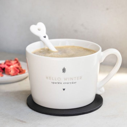 Bastion Collections Tasse Hello winter dekoriert auf einem gedeckten Tisch