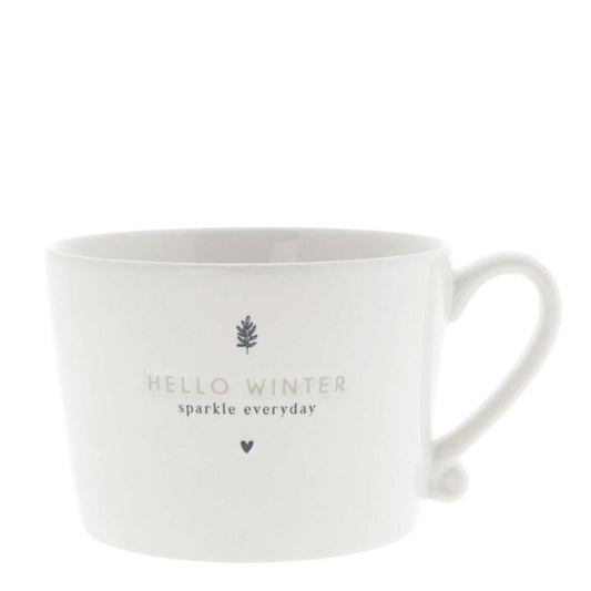 Bastion Collections Tasse Hello winter in Weiss mit schwarzem Schriftzug – Vorderansicht