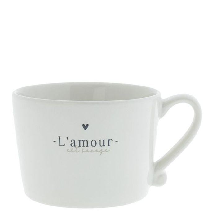 Bastion Collections Tasse L’amour est savage in Weiss mit schwarzer Schrift – Vorderansicht