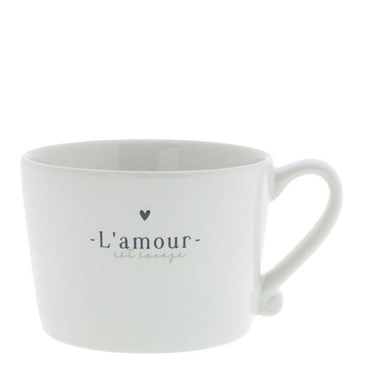 Bastion Collections Tasse L’amour est savage in Weiss mit schwarzer Schrift – Vorderansicht