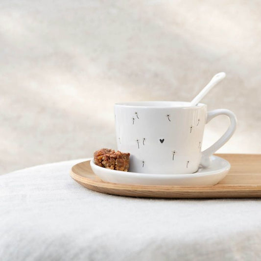 Detailansicht Bastion Collections kleine Tasse Weiss mit „Daisies“ in Szene gesetzt