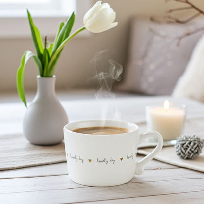 Bastion Collections kleine Tasse Weiss „Lovely Day“ dekorativ in Szene gestellt