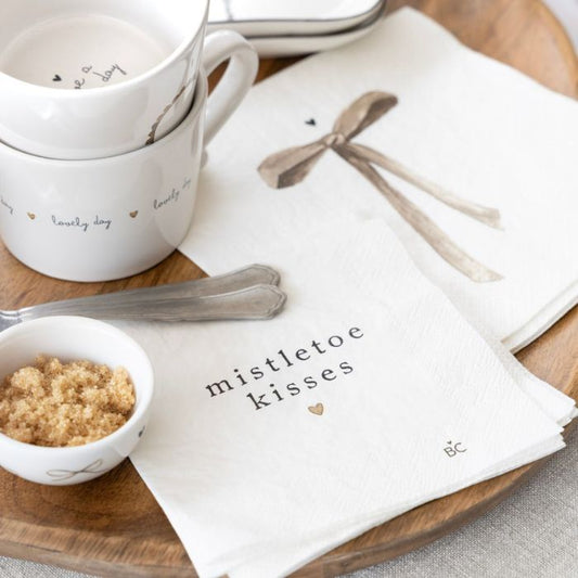 Bastion Collections kleine Tasse Weiss „Lovely Day“ dekorativ in Szene gestellt