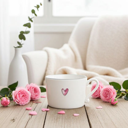 Bastion Collections Tasse Weiss mit rosa Herz dekorativ in Szene gesetzt - perfekt zum Valentinstag als Geschenk