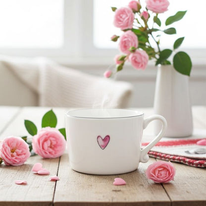 Bastion Collections Tasse Weiss mit rosa Herz dekorativ in Szene gesetzt - perfekt zum Valentinstag oder als Geschenk für einen Herzmensch