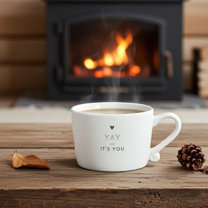 Bastion Collections kleine Tasse Weiss mit „YAY it’s you“ – Ambiente mit Kaffee und Herbststimmung