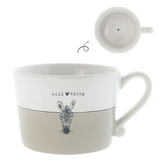 Bastion Collections Tasse Wild Thing in Weiss mit schwarzem Schriftzug – Vorderansicht