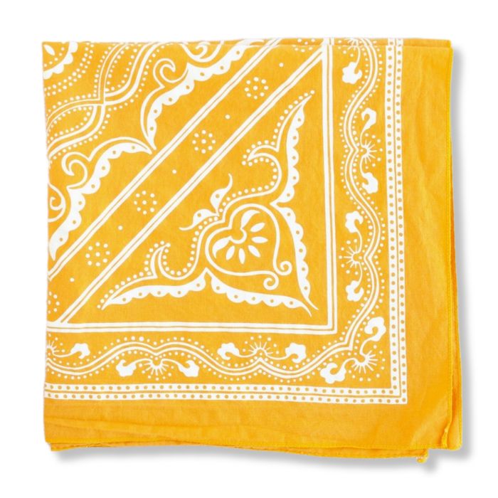 Nahaufnahme des weichen Handsiebdrucks auf goldgelber Quilt-Baumwolle mit feinem Rollsaum.