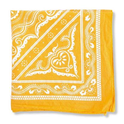 Nahaufnahme des weichen Handsiebdrucks auf goldgelber Quilt-Baumwolle mit feinem Rollsaum.