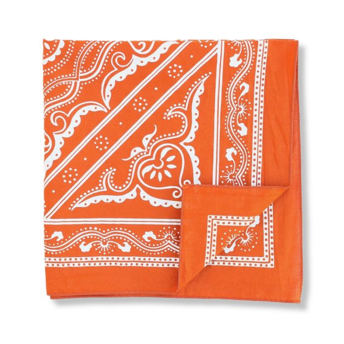 Nahaufnahme des weichen Handsiebdrucks auf marmeladen-orangener Quilt-Baumwolle mit feinem Rollsaum.