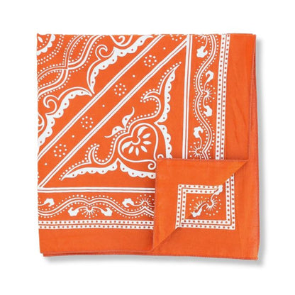 Nahaufnahme des weichen Handsiebdrucks auf marmeladen-orangener Quilt-Baumwolle mit feinem Rollsaum.