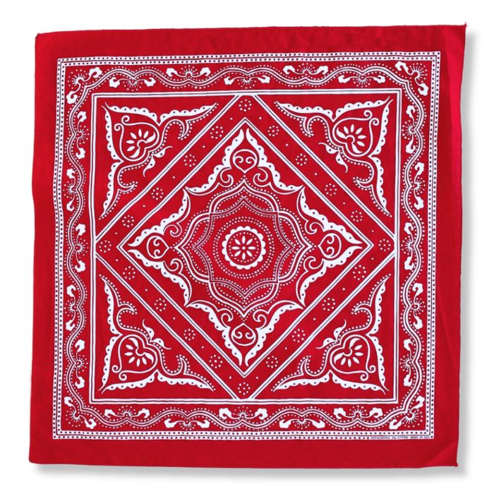 Nahaufnahme des weichen Handsiebdrucks auf roter Quilt-Baumwolle mit feinem Rollsaum.