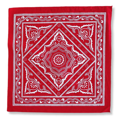 Nahaufnahme des weichen Handsiebdrucks auf roter Quilt-Baumwolle mit feinem Rollsaum.