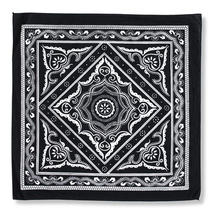 Nahaufnahme des weichen Handsiebdrucks auf schwarzer Quilt-Baumwolle mit feinem Rollsaum.
