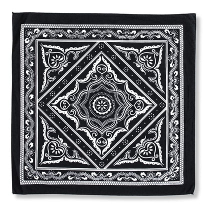 Nahaufnahme des weichen Handsiebdrucks auf schwarzer Quilt-Baumwolle mit feinem Rollsaum.