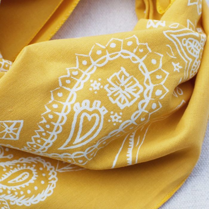 Detailaufnahme der dicht gewebten Quilt-Baumwolle in Goldgelb mit weichem Siebdruck.