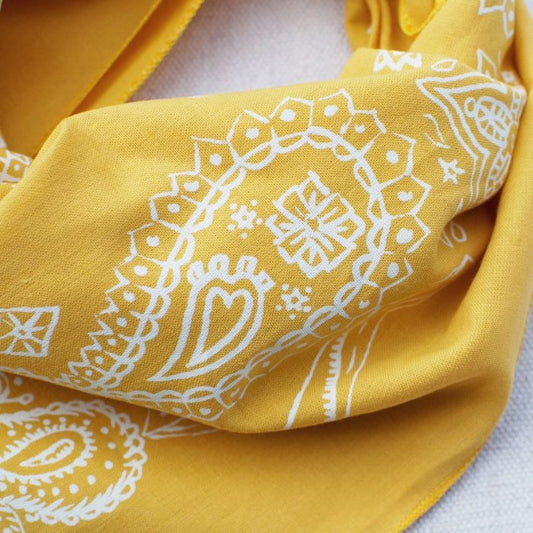 Detailaufnahme der dicht gewebten Quilt-Baumwolle in Goldgelb mit weichem Siebdruck.