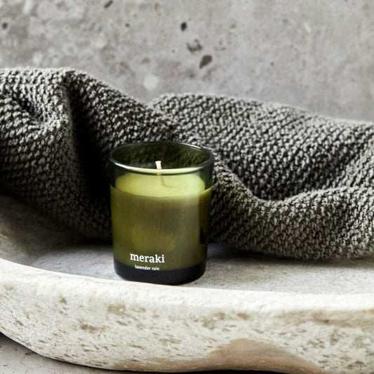 Entspannende Atmosphäre mit Meraki Duftkerze Lavender Rain im Raum