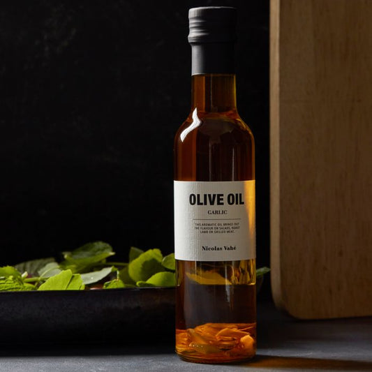 Premium-Olivenöl mit Knoblauch zum Verfeinern mediterraner Gerichte