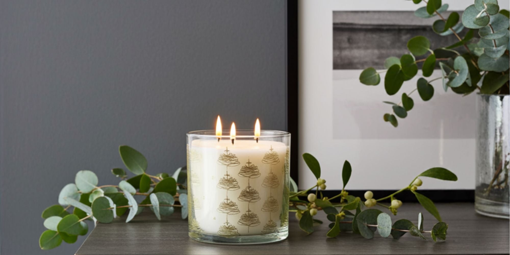 Stimmungsvolle Adventskerze im Glas von House Doctor – perfekt für gemütliche Winterabende. Schnell zugreifen und die Adventszeit stilvoll einläuten.