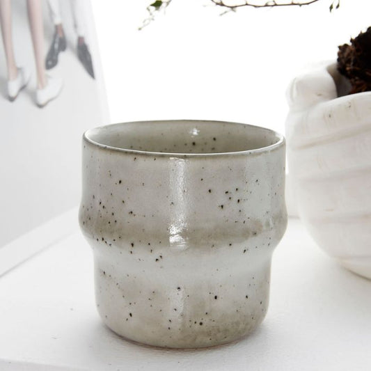 Nahaufnahme des Steingut-Bechers mit matter Glasur