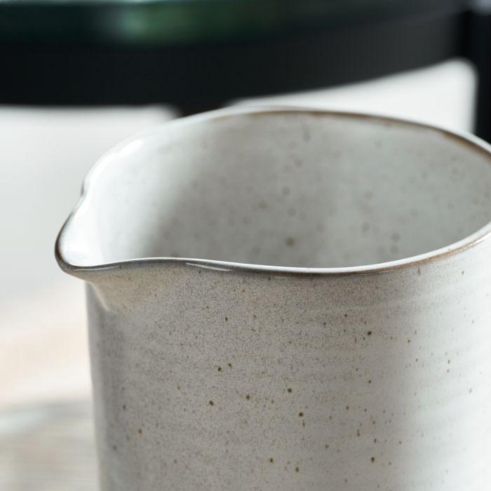 Detailansicht der Glasur und Form der Steingutkanne Pion