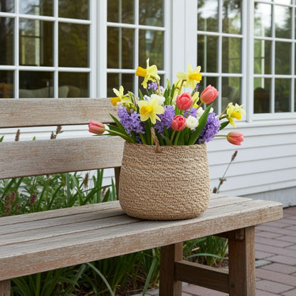 House Doctor - Korb Hang in Frühlingsstimmung mit Frühlingsblumen gefüllt.