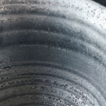 Detailaufnahme der rauen Effektglasur der Schüssel Pion