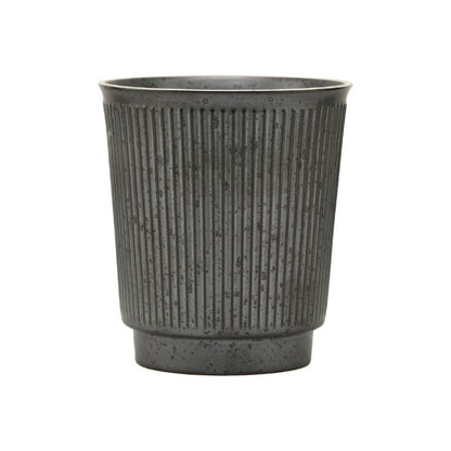 Steingut-Tasse Berica in Schwarz von House Doctor mit geriffeltem Design