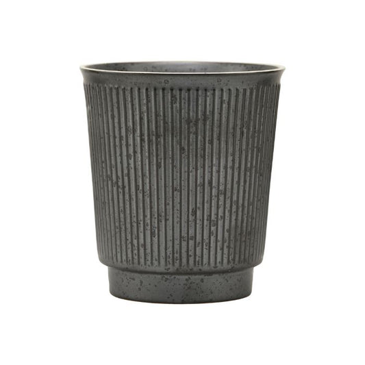 Steingut-Tasse Berica in Schwarz von House Doctor mit geriffeltem Design