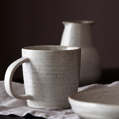 Tasse Pion von House Doctor auf gedecktem Frühstückstisch