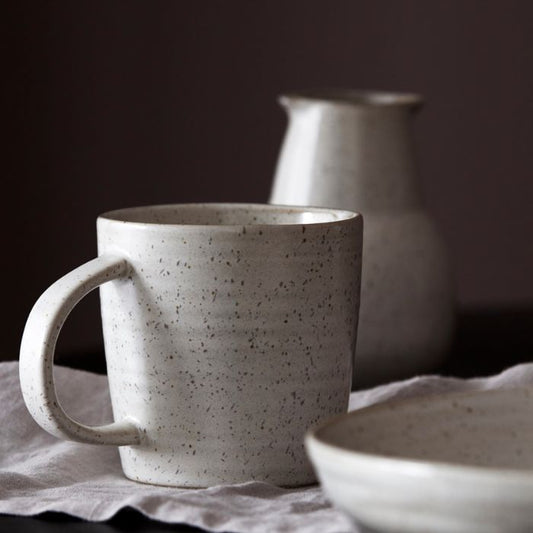 Tasse Pion von House Doctor auf gedecktem Frühstückstisch