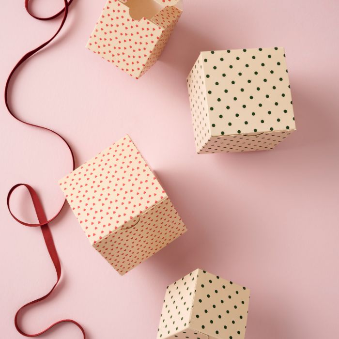 IB Laursen Faltschachtel aus Papier groß mit grünen Pünktchen B 10,2 × H 10,2 × L 10,2 cm skandinavisches Design